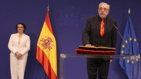 El secretario de Estado de la Seguridad Social, Octavio Granado, en su toma de posesión, junto a la ministra de Trabajo, Magdalena Valerio.