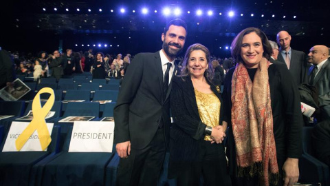 El presidente del Parlament, Roger Torrent, junto a la presidente de la academia del cine catalán, Isona Passola (c) y la alcaldesa Ada Colau, en la gala de los X Premios Gaudí, que concede la Academia del Cine Catalán, esta noche en Barcel