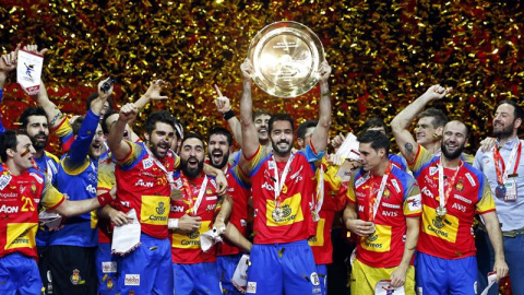 La selección española de balonmano levanta el trofeo que le acredita como campeona de Europa. /EFE