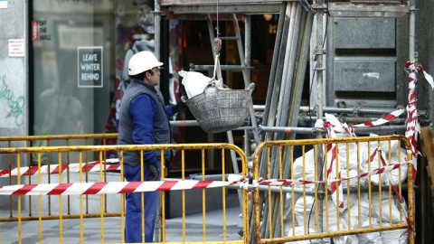 La construcción es el sector en el que más ha descendido el coste laboral, un 2,2%