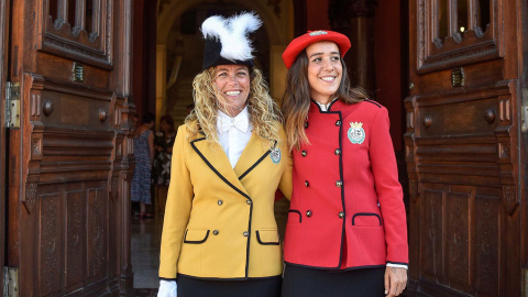 La portavoz de Naizen, Beatriz Sever (derecha), junto a Itsasne Núñez (izquierda), txupinera de este año. EFE/Miguel Toña