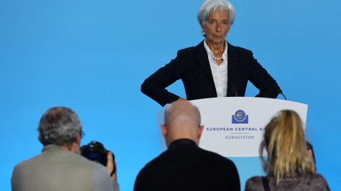 La presidenta del BCE, Christine Lagarde, durante la rueda  de prensa posterior a la reunión del Consejo de Gobierno la entidad, en la que se ha decidido subir los tipos de interés al 2%, en Fráncfort. REUTERS/Wolfgang Rattay