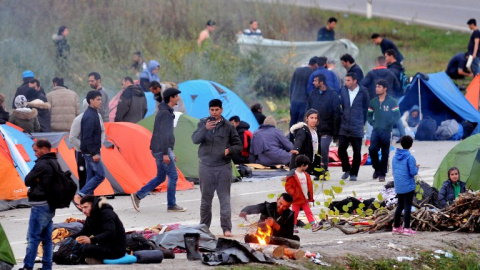 Uno de los campamentos a la intemperie en Bosnia, junto a la frontera con Croacia. - AFP