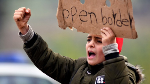 Un niño migrante en una de las protestas ante la frontera de Croacia. - AFP