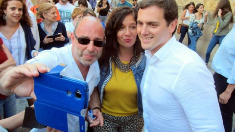 El candidato de Ciudadanos a la Presidencia del Gobierno, Alberto Rivera, se hace una foto con unos simpatizantes en Barcelona. E.P.