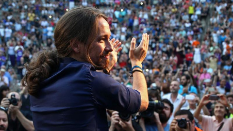 El líder de Podemos, Pablo Iglesias, durante su participación en el mitin que ha celebrado esta tarde en Badalona en el marco de "La ruta del cambio". EFE/Toni Albir