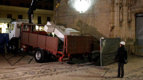 Una técnica supervisa la carga en un camión de la Cruz franquista de los Caídos de Callosa de Segura (Alicante) que ha sido retirada en cumplimiento de la Ley de Memoria Histórica. /EFE