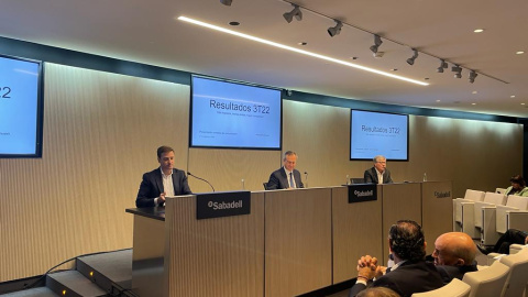 El consejero delegado de Banco Sabadell, César González-Bueno (c), durante la presentación de los resultados trimestrales de la entidad.