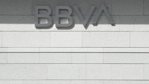 El logo del BBVA en la fachada del edificio 'La Vela', sede del banco en la zona norte de Madrid.E.P./Eduardo Parra