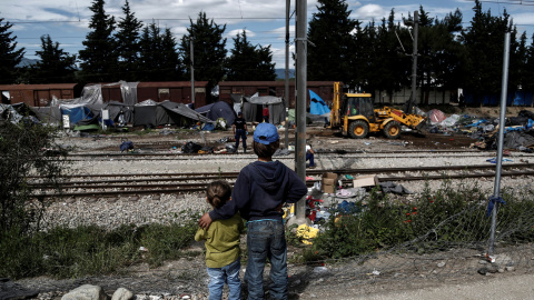 Refugiados en la frontera entre Grecia y Macedonia, cerca de Idomeni. REUTERS/Yannis Kolesidis/Pool