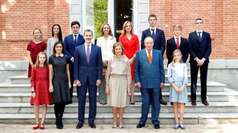 Los integrantes de la Familia Real posan en el almuerzo familiar en el Palacio de La Zarzuela con motivo del 80 aniversario de Su Majestad la Reina Doña Sofía. Francisco Gómez / EFE