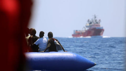 Un grupo de 105 inmigrantes rescatados por el barco humanitario Ocean Viking frente a las costas de Libia la pasada semana.- EFE/MSF