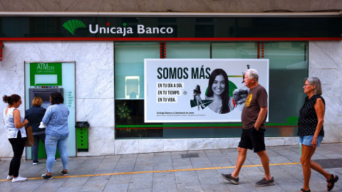 Una mujer utiliza el cajero automático en una sucursal de Unicaja en Ronda (Málaga). REUTERS/Jon Nazca