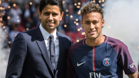 Nasser Al-Khelaifi, presidente del PSG, posa junto a Neymar al ser presentado como nuevo jugador del club parisino.