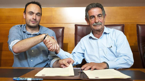 El secretario general de PRC, Miguel Angel Revilla, junto al secretario general de Podemos Cantabria, José Ramón Blanco, tras la firma de un acuerdo de gobierno entre ambas formaciones políticas.- EFE