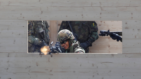 Un militar dispara su rifle durante una manifestación del ejército suizo en la octava reunión del convoy para recordar en el pueblo de Birmenstorf, Suiza, el 9 de agosto de 2019. REUTERS / Arnd Wiegmann