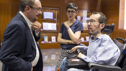 El candidato socialista a la Presidencia de Aragón, Javier Lambán, con el líder de Podemos en Aragón, Pablo Echenique. EFE/Javier Cebollada