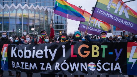 “Mujeres y LGBT juntos por la igualdad” pone en la pancarte de la protesta en Varsovia, en noviembre de 2020.