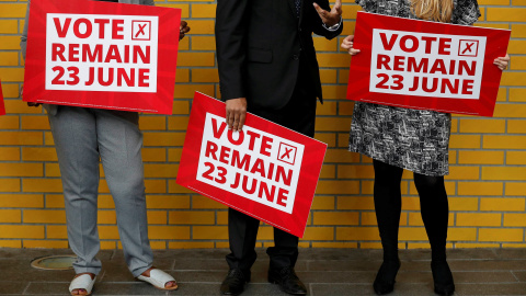 Pancartas en favor de que Reino Unido se mantenga en la Unión Europea. REUTERS/Phil Noble