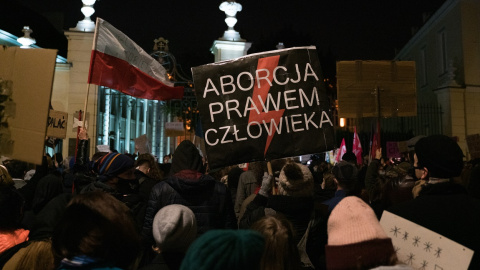 Protesta delante de la Curia metropolitana de la Iglesia Católica, en Varsovia el 30 de octubre de 2020.