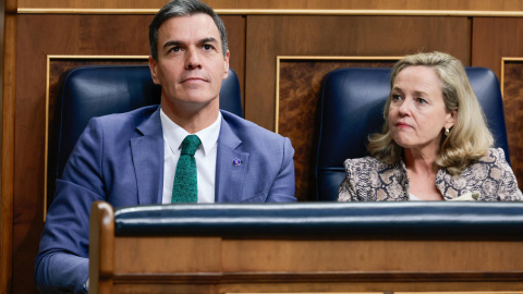 El presidente del Gobierno en funciones, Pedro Sánchez, y la vicepresidenta, Nadia Calviño, durante la primera sesión del debate de investidura del candidato Alberto Núñez Feijóo este 26 de septiembre de 2023.