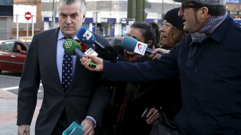 El extesorero del PP Luis Barcenas asu llegada al juzgado de Madrid para declarar sobre el borrado de los discos duros de sus ordenadores  en el PP. REUTERS/Andrea Comas