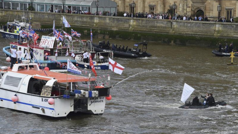 Una flotilla de barcos de pesca, organizada por el líder de UKIP, Nigel Farage, rocía con agua a una embarcación que transporta a varias personas a favor de la permanencia en la Unión Europea. - EFE