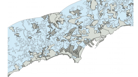 Evolución del uso del suelo en Tarragona en la franja de 10 km de costa. Las áreas de superficies artificiales en 1987 en gris claro y los ensanches a fecha de 2011 en gris oscuro. Observatorio de la Sostenibilidad