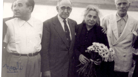 La actriz Margarita Xirgu entre Justino Zabala Muniz (izquierda) y Enrique Amorim (derecha) el día de la inauguración del primer monumento en el mundo a Lorca (1953).