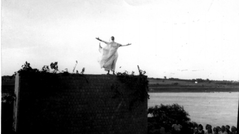 Margarita Xirgu representando un fragmento de ‘Bodas de sangre’ sobre el monumento a Lorca en la ciudad de Salto (1953).