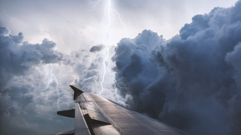 Avión sobrevolando una tormenta. PIXABAY