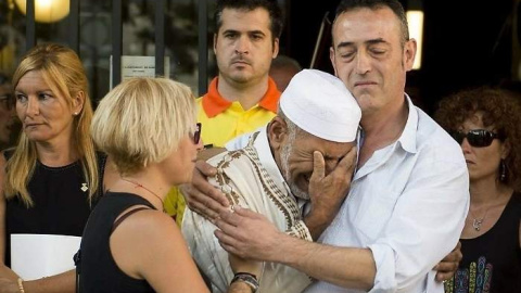 El emotivo abrazo entre Javier Martínez, padre del pequeño Xavi asesinado con solo tres años,y el imán de Rubí, tras los atentados de Barcelona y Cambrils.EP