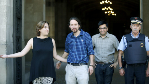 La alcaldesa de Barcelona, Ada Colau, recibe en la puerta del consistorio al líder de Podemos, Pablo IglesiaS, en presencia del primer teniente de alcalde, Gerardo Pisarello. EFE/ Andreu Dalmau