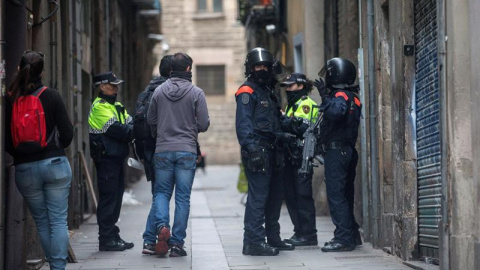 Agents dels Mossos d'Esquadra i de la Guàrdia durant l'operació contra els narcopisos del Raval desplegada la setmana passada. EFE / Quique García