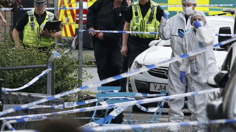 La policía y forenses detrás de un cordón en e punto donde ha sido atacada la diputada laborista Jo Cox, que está en estado crítico.- Birstall REUTERS / Craig Brough