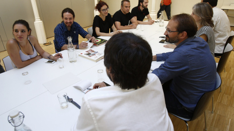 El líder de Podemos, Pablo Iglesias, y el coordinador nacional de ICV, Joan Herrera (de espaldas), en su reunión en Barcelona. EFE/Alejandro García