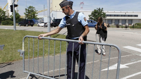 Un agente bloquea el acceso a la fábrica. REUTERS