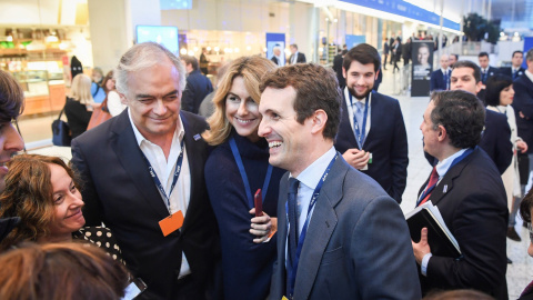 El líder del PP, Pablo Casado, y el eurodiputado Esteban González Pons ofrecen declaraciones ante los medios a su llegada al congreso del Partido Popular Europeo que se celebra en Helsinki (Finlandia). EFE/ Kimmo Brandt