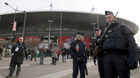 Agentes de Policía vigilan los accesos a Saint-Denis, escenario de la inauguración y de la final de la Eurocopa, con motivo de un encuentro de rugby entre Francia e Italia. /REUTERS