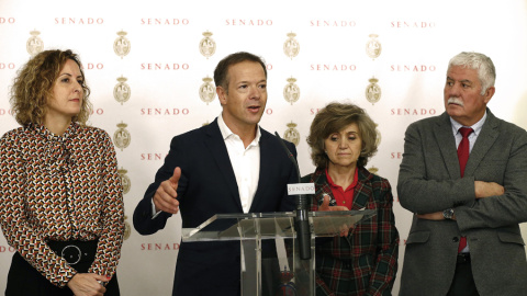 El portavoz del PSOE en el Senado, Ander Gil, acompañado por la diputada socialista Carlota Merchán (i), la secretaria general del Grupo Socialista en el Senado, María Luisa Carcedo (d), y el senador Juan Andrés Tova, durante la rueda de pr