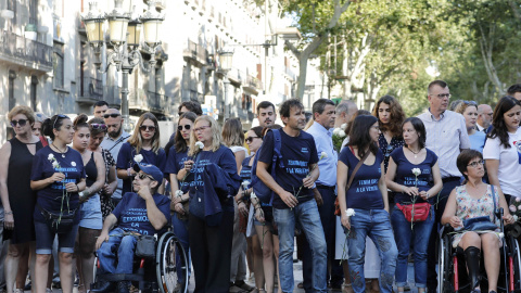 Familiares de las víctimas y afectados por del atentado terrorista del 17A en Barcelona llevan camisetas reivindicativas durante el acto institucional celebrado esta mañana las Ramblas para conmemorar el segundo aniversario del suceso | EFE