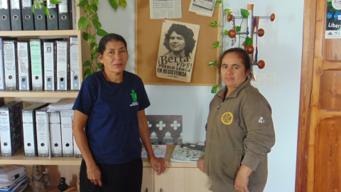 Vidalina Morales y Manuela Morales, activistas salvadoreñas que han encabezado la lucha contra la minería en el país. / HÈCTOR SERRA