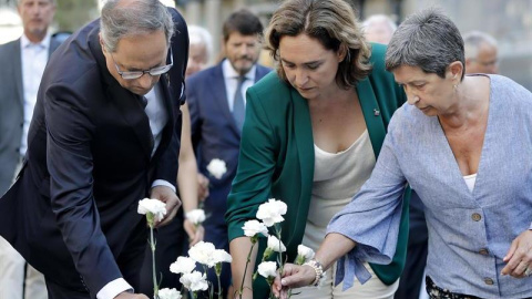 El president català, Quim Torra, l'alcaldessa de Barcelona, Ada Colau, i la delegada del Govern espanyol a Catalunya, Teresa Cunillera, durant l'acte homenatge a les víctimes dels atemptats del 17-A.