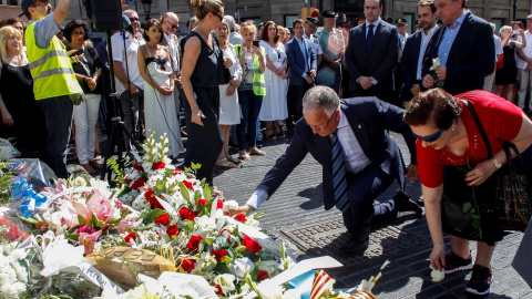 Ofrenda floral durante el acto celebrado por la Asociación Catalana de Víctimas de Organizaciones Terroristas (ACVOT), con motivo del segundo aniversario de los atentados de Barcelona y Cambrils (Tarragona) al que han asistido representante