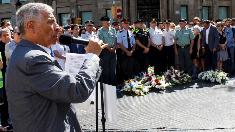 El presidente de la Asociación Catalana de Víctimas de Organizaciones Terroristas (ACVOT), José Vargas, durante la lectura del manifiesto este sábado con motivo del segundo aniversario de los atentados del 17A, en Barcelona en el que ha den