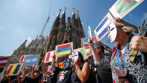 Miembros de los autodenominados Comités de Defensa de la República (CDR) durante la concentración que protagonizaron este sábado frente a la Sagrada Familia para mostrar su apoyo a los familiares de las víctimas del los atentados de Barcelo