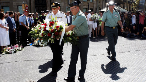 Ofrenda floral durante el acto celebrado por la Asociación Catalana de Víctimas de Organizaciones Terroristas (ACVOT), con motivo del segundo aniversario de los atentados de Barcelona y Cambrils (Tarragona) al que han asistido representante