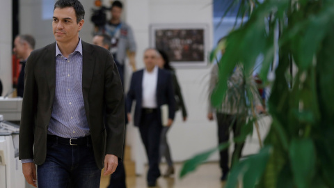 El secretario general del PSOE, Pedro Sánchez, a su llegada a la reunión que ha mantenido con la dirección del grupo parlamentario socialista en el Congreso. EFE/ Emilio Nara