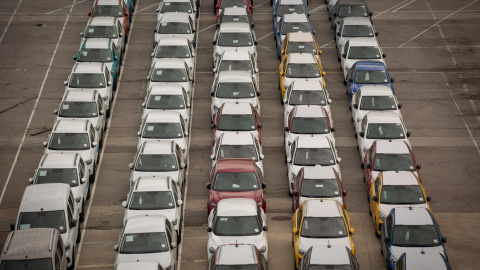 Un conjunto de coches aparcados en el puerto de Barcelona, a 30 de mayo de 2022, en Barcelona.