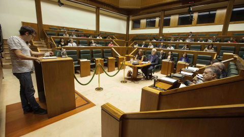 El parlamentario de EH Bildu Julen Arzuaga, interviene en el pleno de control en el Parlamento Vasco. EFE/David Aguilar